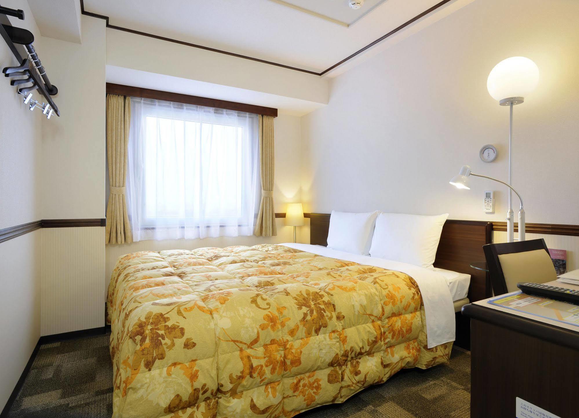 Toyoko Inn Hokkaido Sapporo-Eki Minami-Guchi Exterior foto